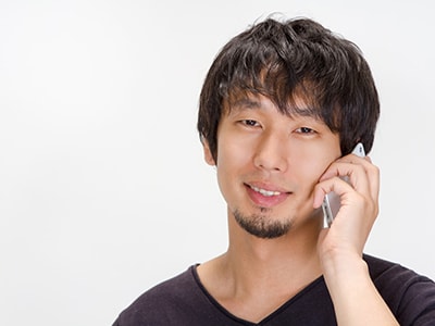 電話する男