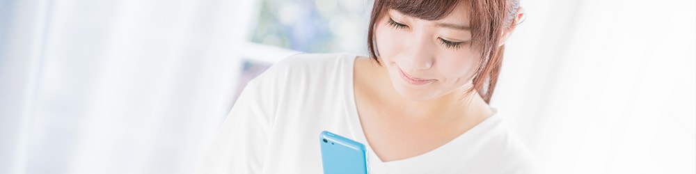 スマホで登録する女子