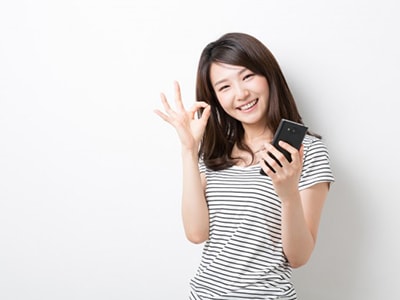 喜ぶ女性