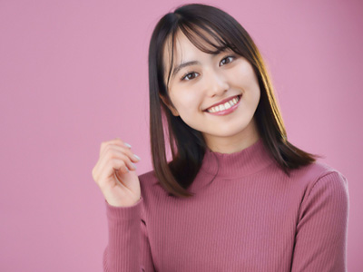 高収入に喜ぶ女性